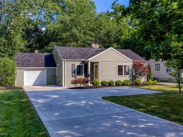 215 Miles Rd, Moreland Hills, OH 44022