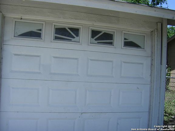 4th image of 819 Yellow Wood Dr