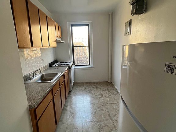 2nd image of 631 Academy St #4H