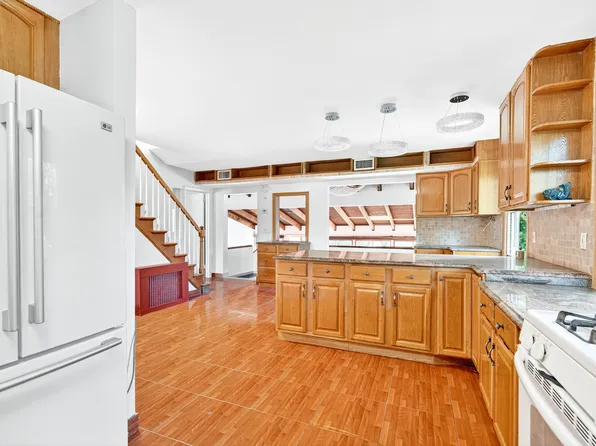 6015 Independence Avenue image 13 of 85