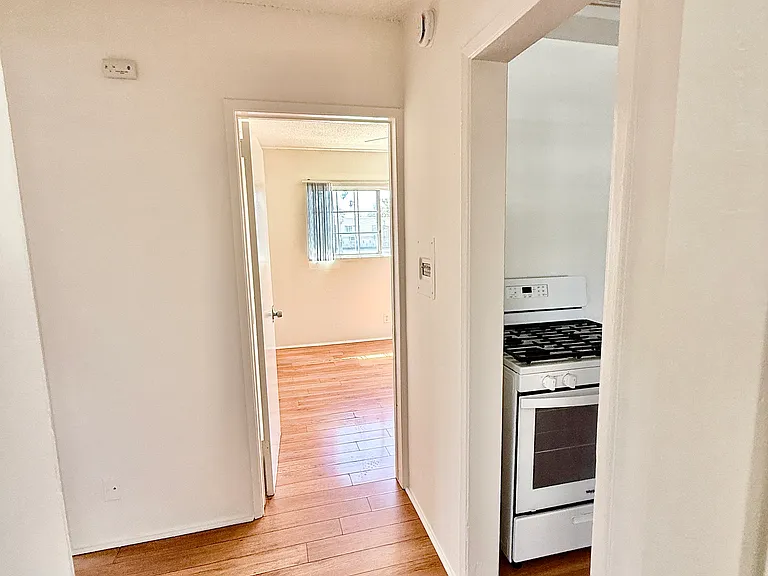13645 Runnymede St #5 — Photo 10