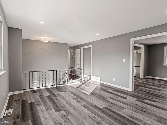 3rd image of 2344 Fernwood Ave
