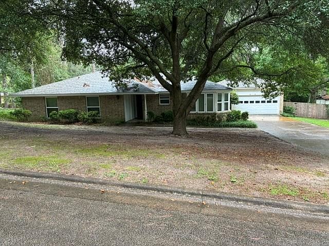 1st image of 2417 Pinecrest Dr
