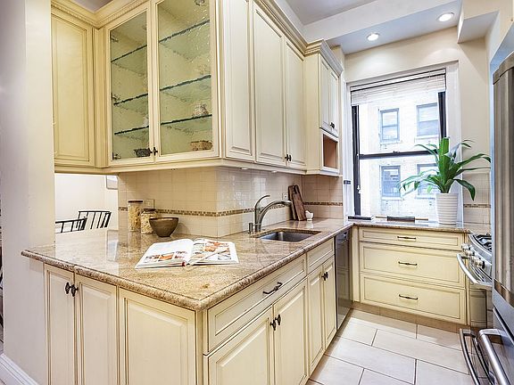 5th image of 215 W 90th St APT 4A