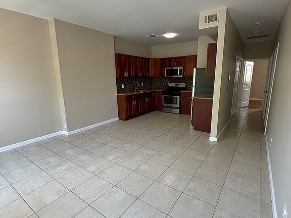 4th image of 192 Bay St Floor 2
