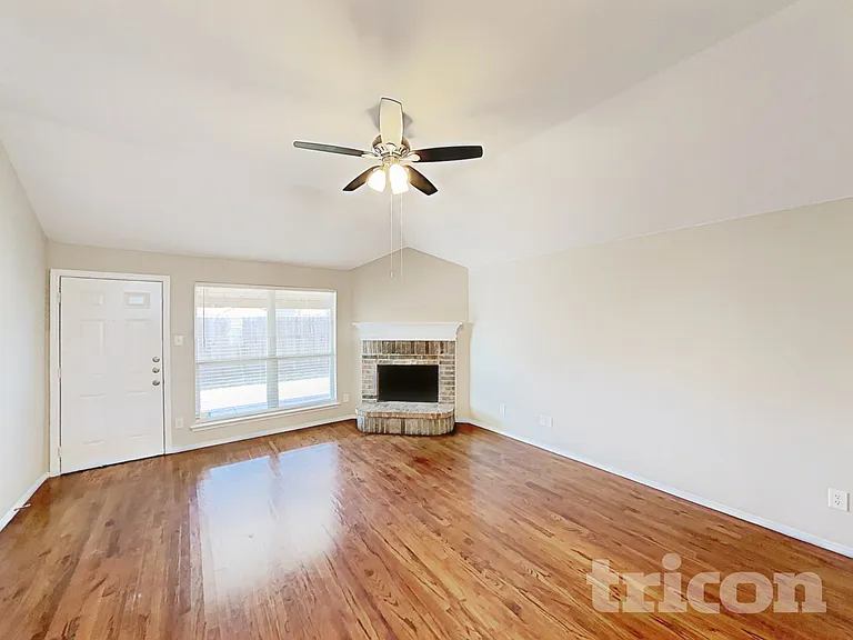 2524 Wakecrest Dr — Photo 3
