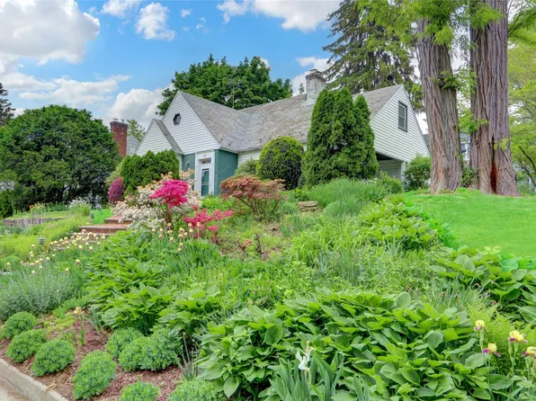 12 Lowell Road, Port Washington, NY 11050