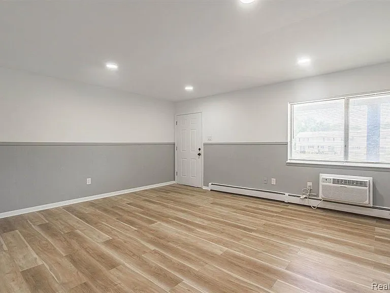 2475 S Commerce Rd #5 — Photo 21