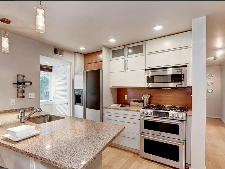 Contemporary Kitchen with Breakfast Bar