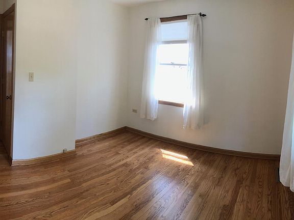 Bedroom 2 (11'x 10.5')