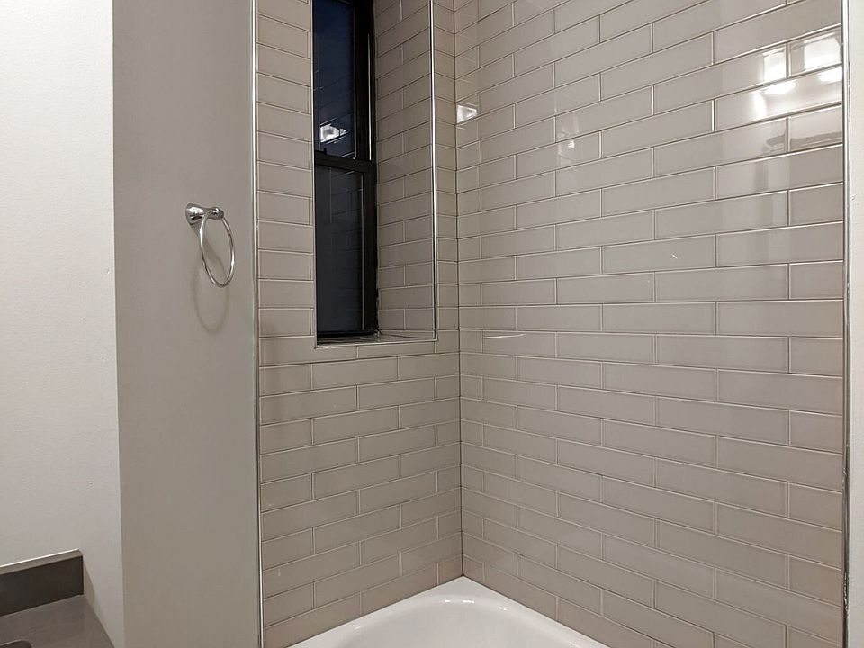 1st image of 627 W Oakdale Ave #6271