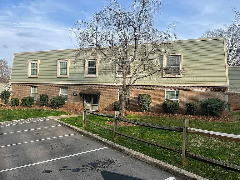 Building Photo - 2624 Park Rd #D