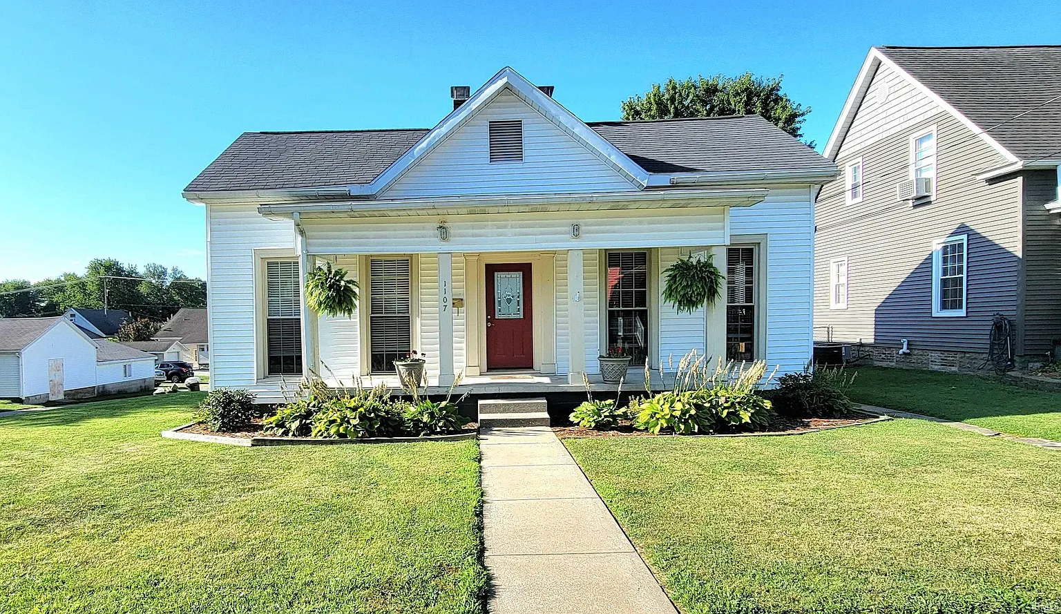 1107 E Walnut St photo 1