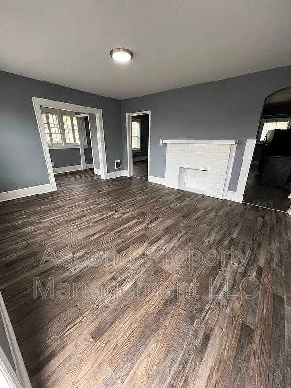 3 bed, 1.0 bath, $1,350 — Photo 2