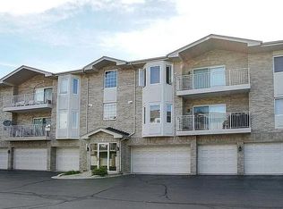 709 N 5th Ave APT 202, Addison, IL 60101