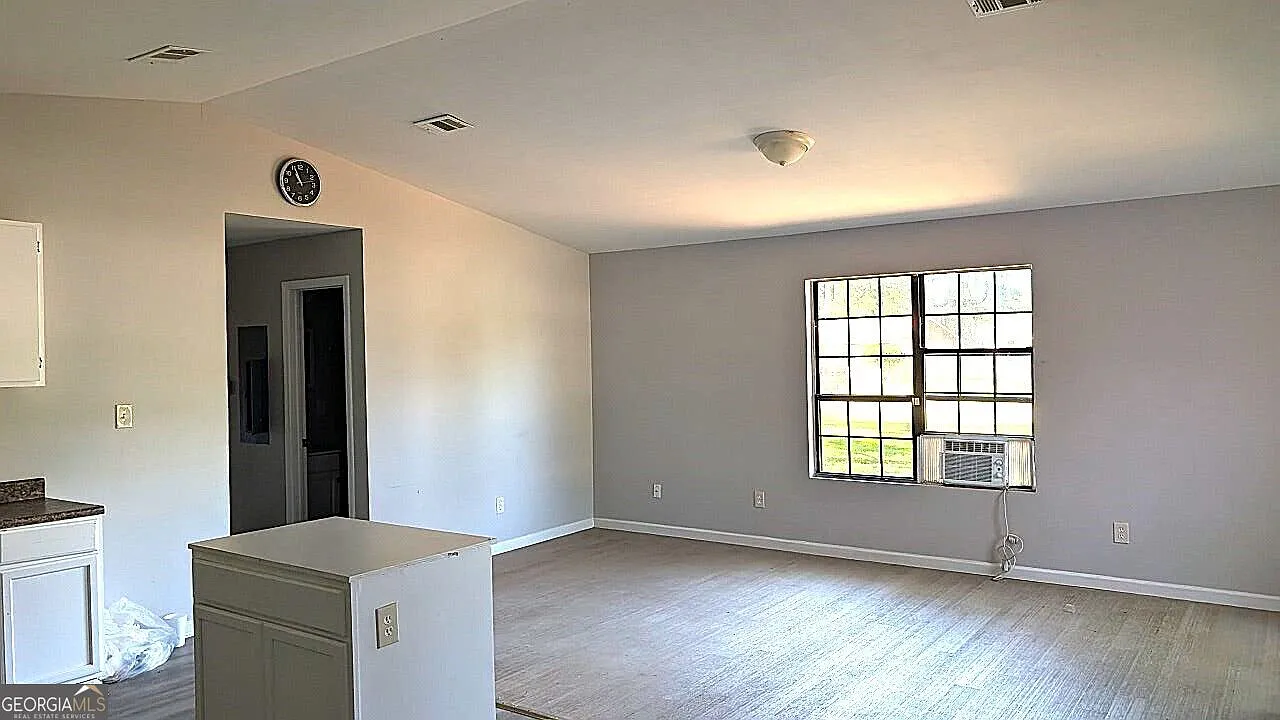 2 bed, 1.0 bath, 960 sqft, $1,000 — Photo 2