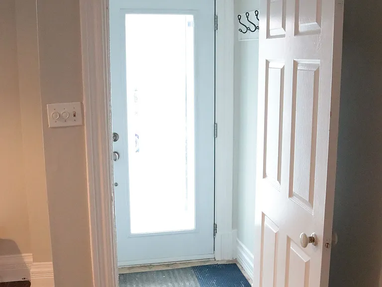 35 Ivy Cres — Photo 2
