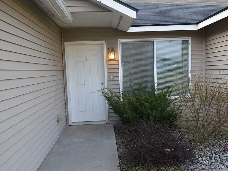 2563 E Knapp Dr — Photo 2