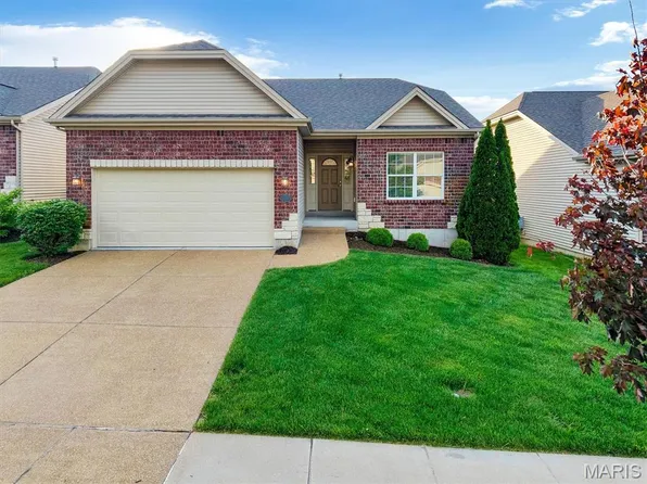 1247 Emerald Gardens Dr, Saint Peters, MO 63376