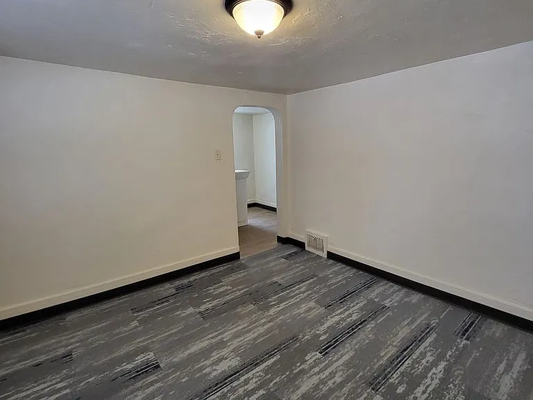 207 Irwin Ave — Photo 4