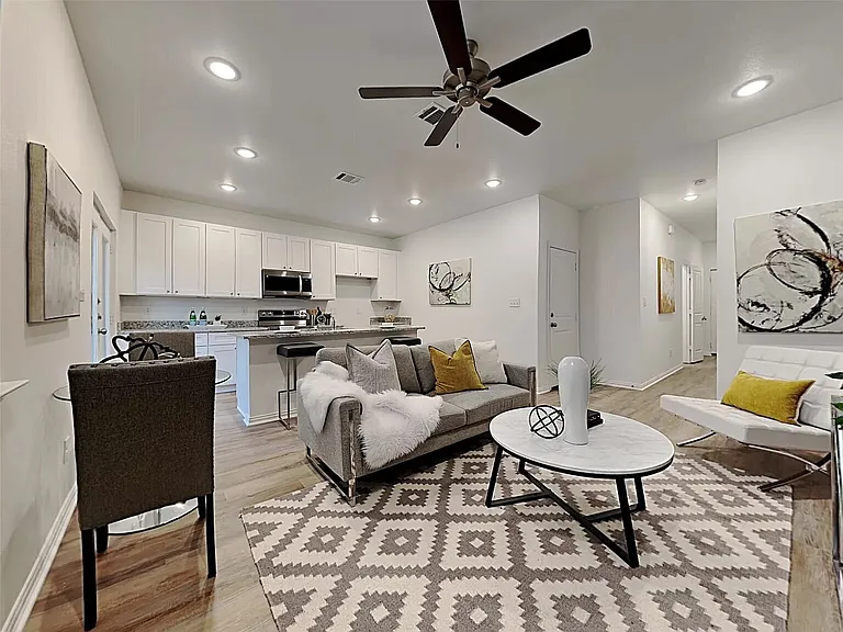 603 Briarwood Ln — Photo 4