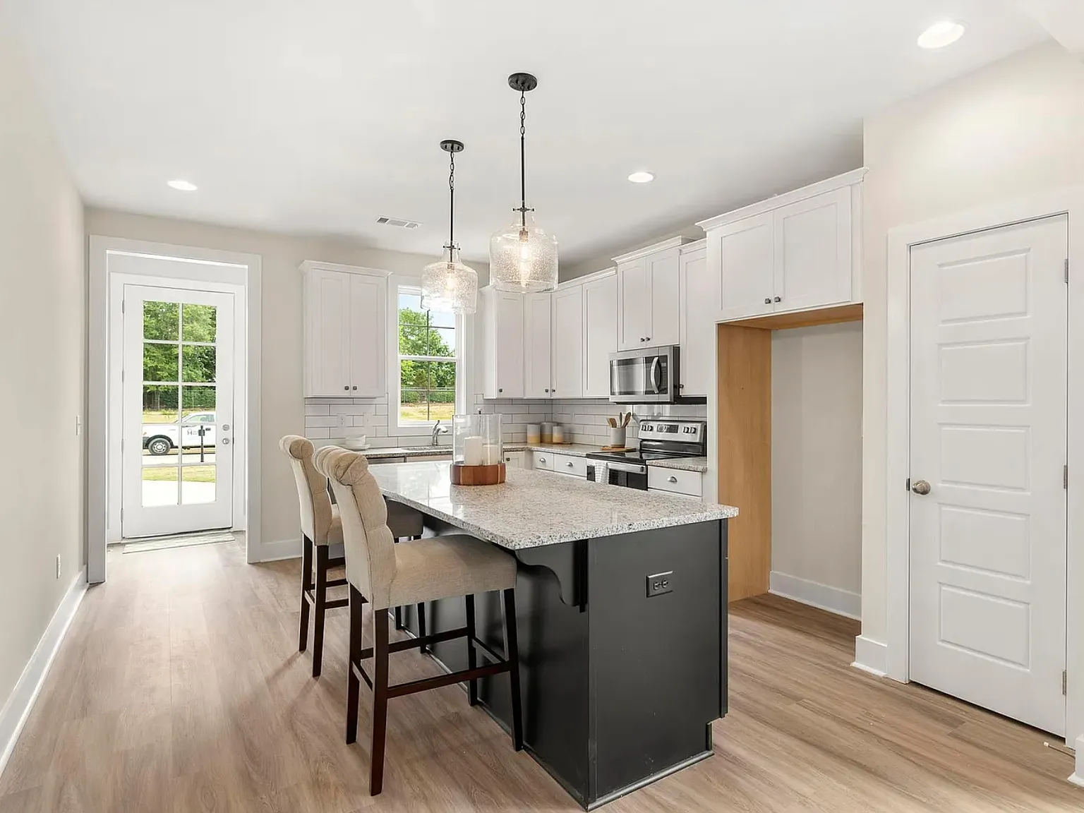 4 bed, 3.5 bath, 2181 sqft, $3,600 — Photo 2