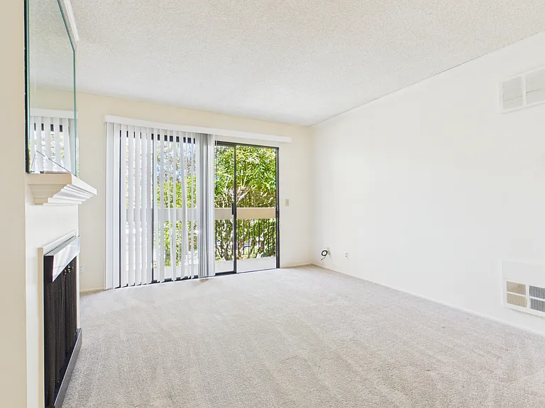 3102 Golden Oaks Ln — Photo 2