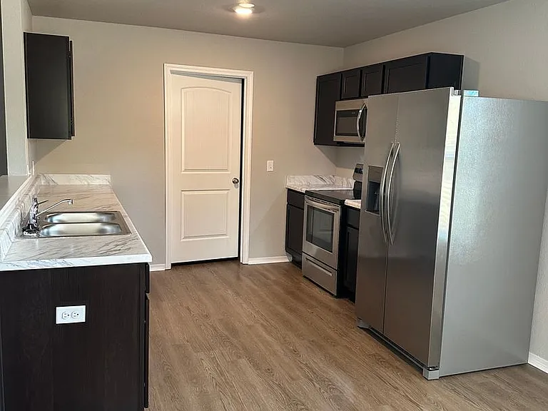 208 Sofia Dr — Photo 8