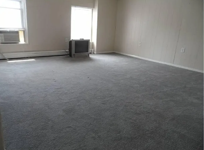 3rd Flr BR w/ 4 closets!