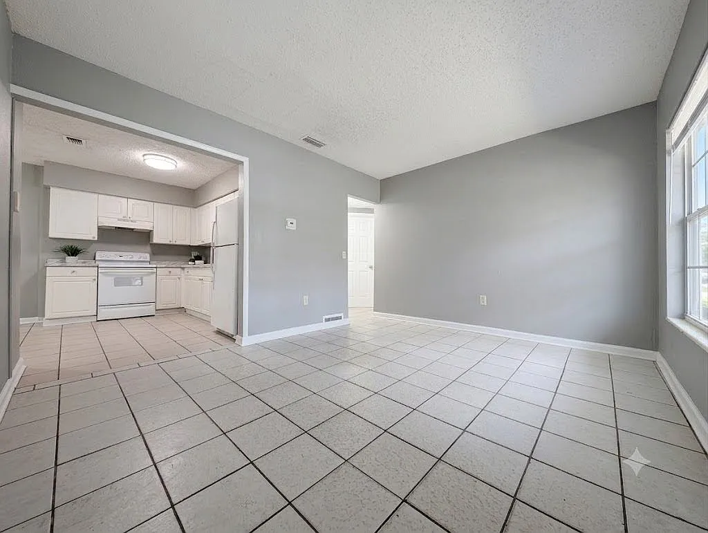 3 bed, 1344 sqft, $1,975 — Photo 3