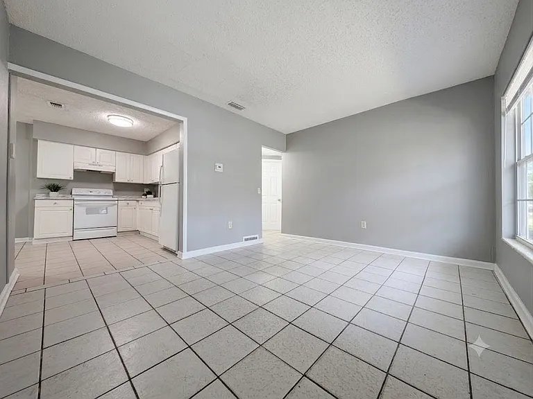 7704 N Taliaferro Ave — Photo 3