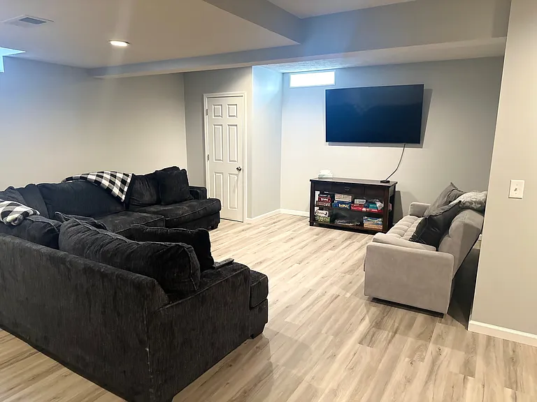 21806 Leavenworth St — Photo 12