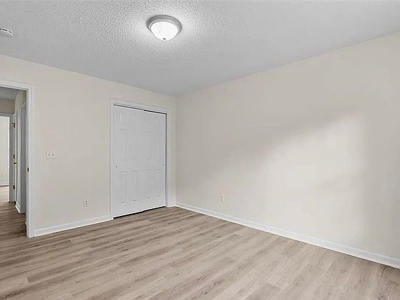 3rd image of 4074 Clovelly Dr