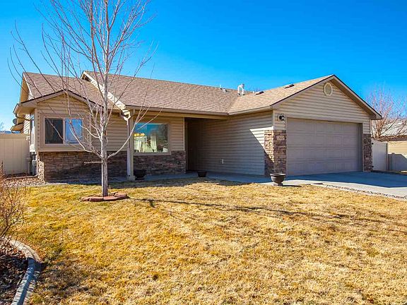 3rd image of 1302 Windsor Park Dr