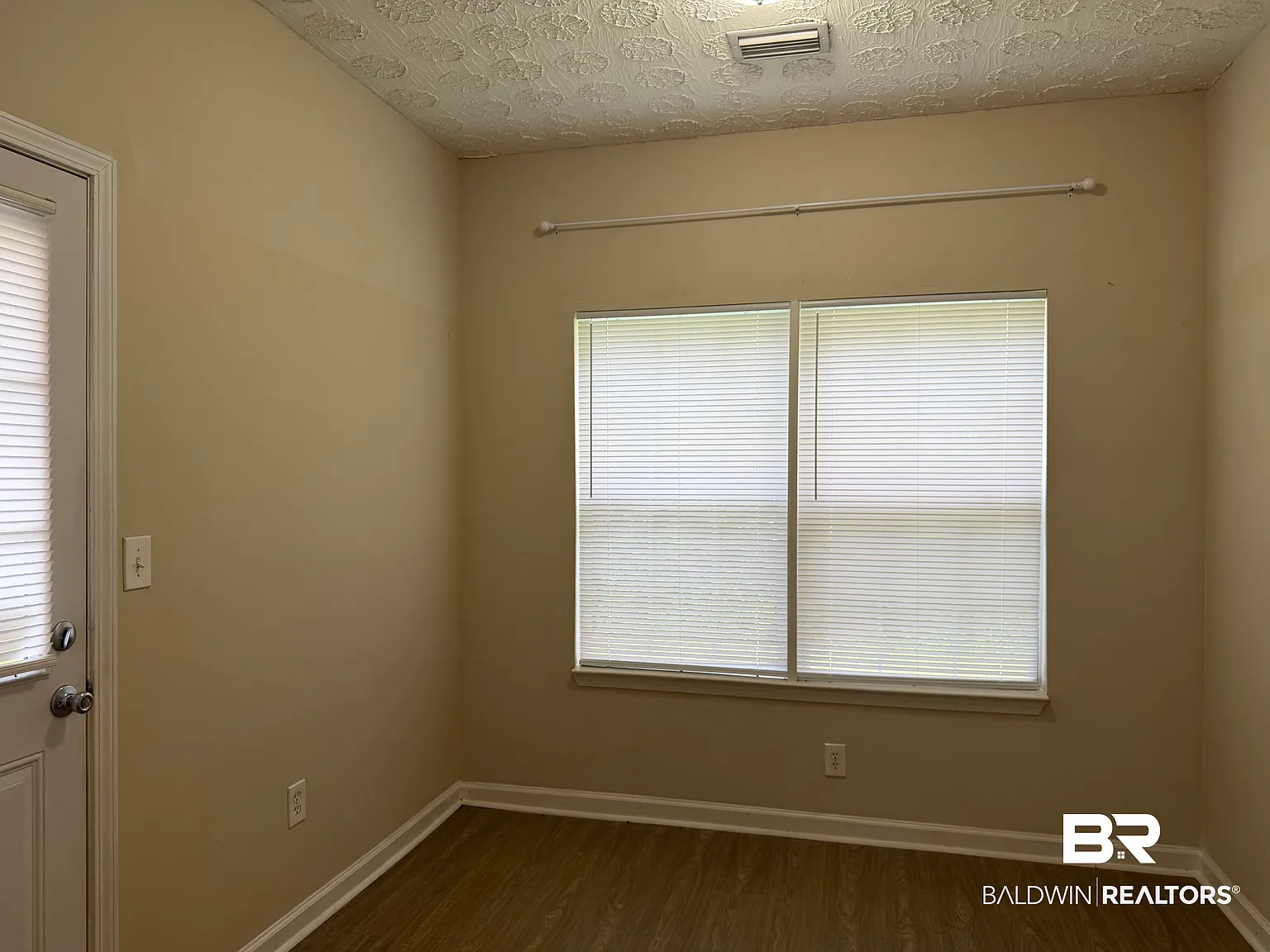 3 bed, 2.0 bath, 1649 sqft, $1,900 — Photo 4