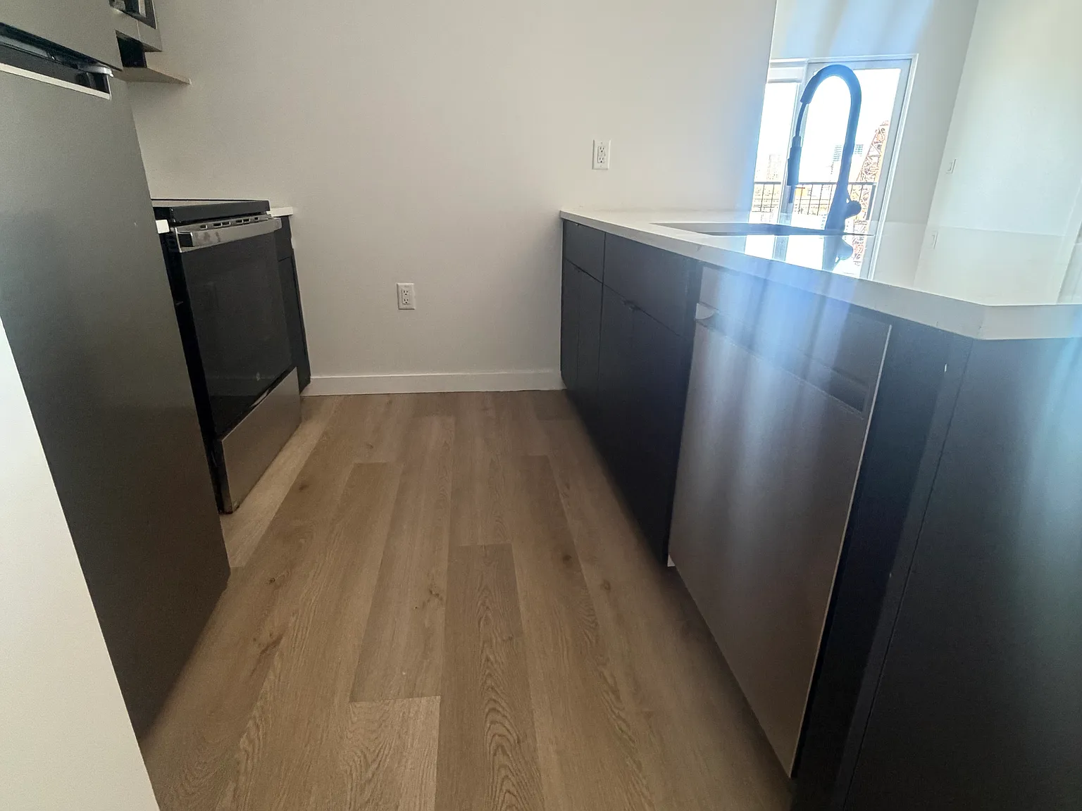 2 bed, 1000 sqft, $3,100 — Photo 2