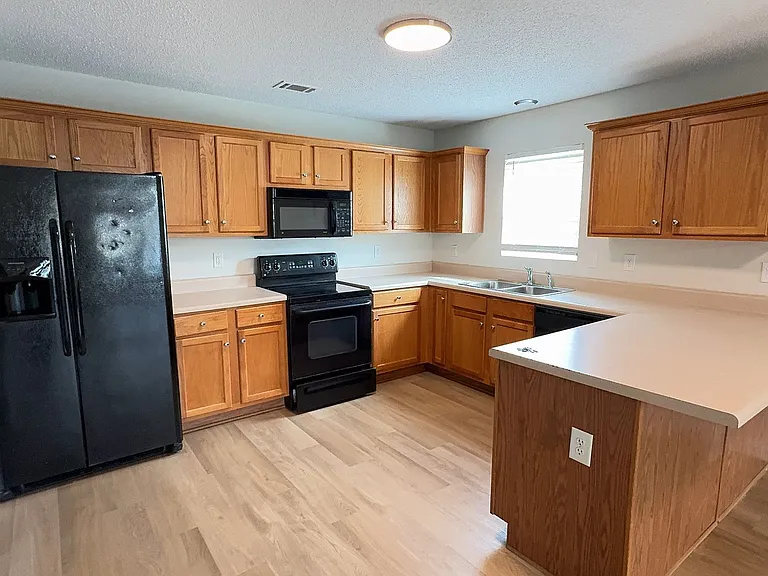 136 Bridgewater Cir — Photo 2