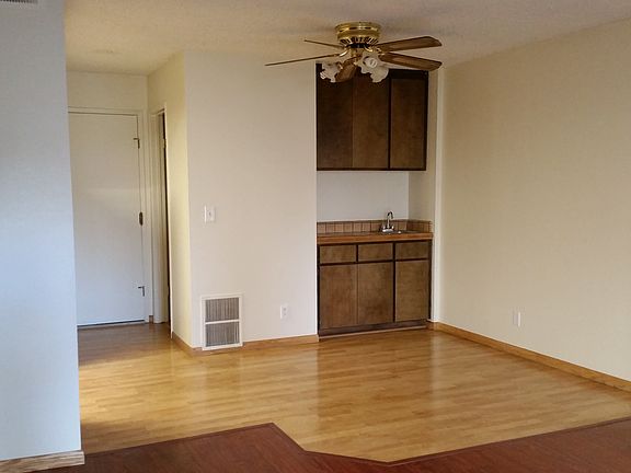 Dining/wet bar