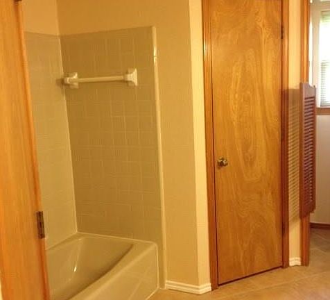 5th image of 1202 E Lake Dr
