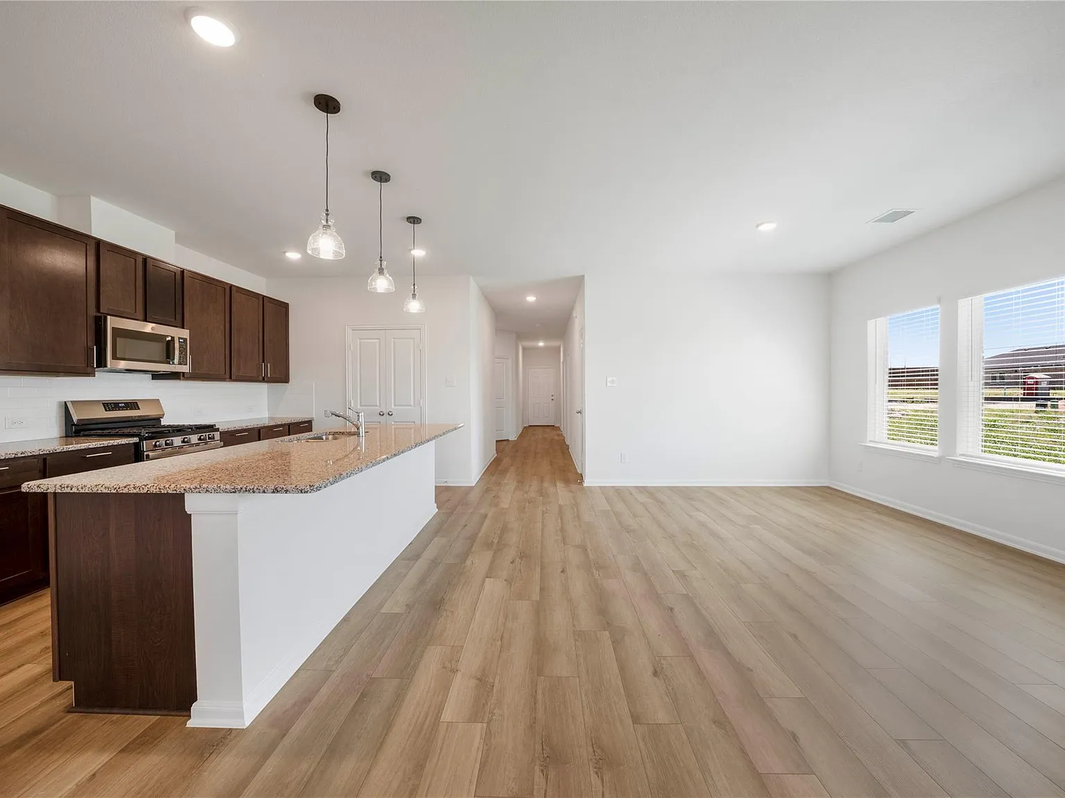 4 bed, 1800 sqft, $2,150 — Photo 3