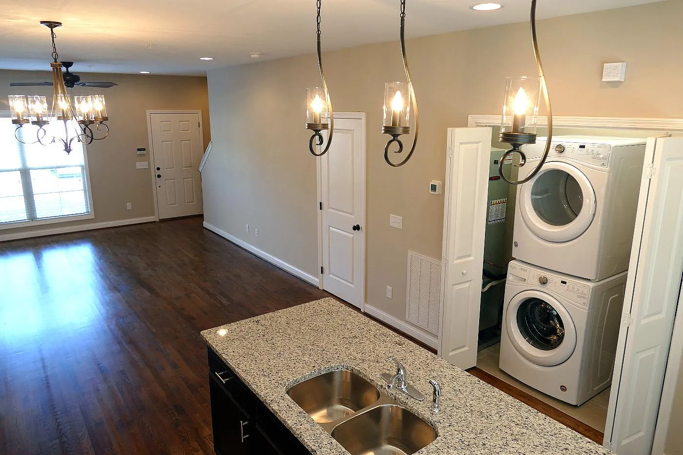 908 Somerville Ct — Photo 3