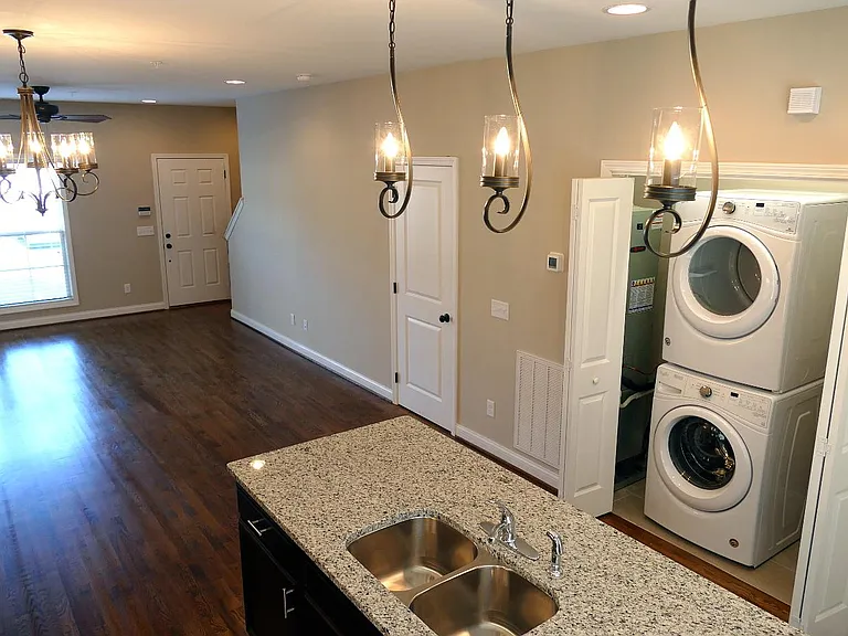 908 Somerville Ct — Photo 3