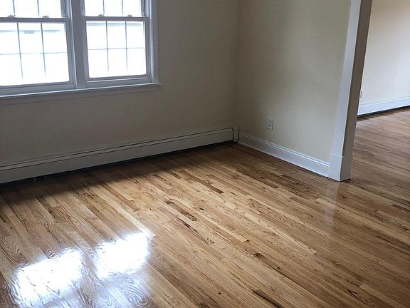 3rd image of 133 Crescent Pl APT 2