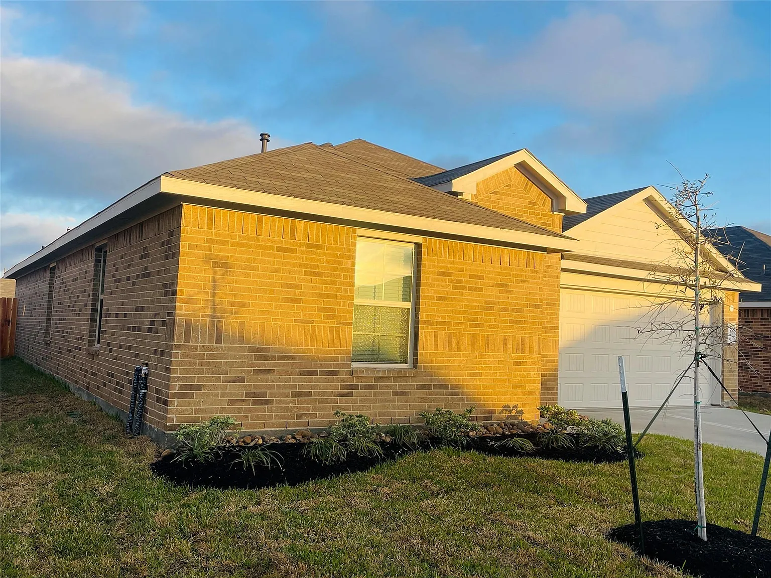 4 bed, 2.0 bath, 1702 sqft, $2,200 — Photo 3