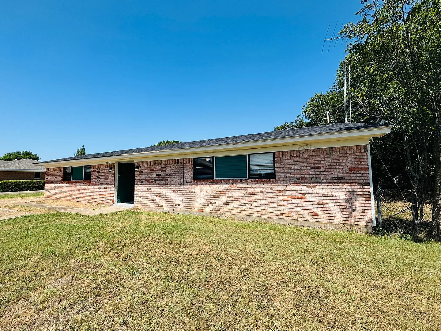 3-Bedroom, 2 Bat Single Family for Rent in Hillsboro, TX | Great yard & Modern Kitchen — Photo 2