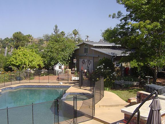 960 SF barn, pool, BBQ