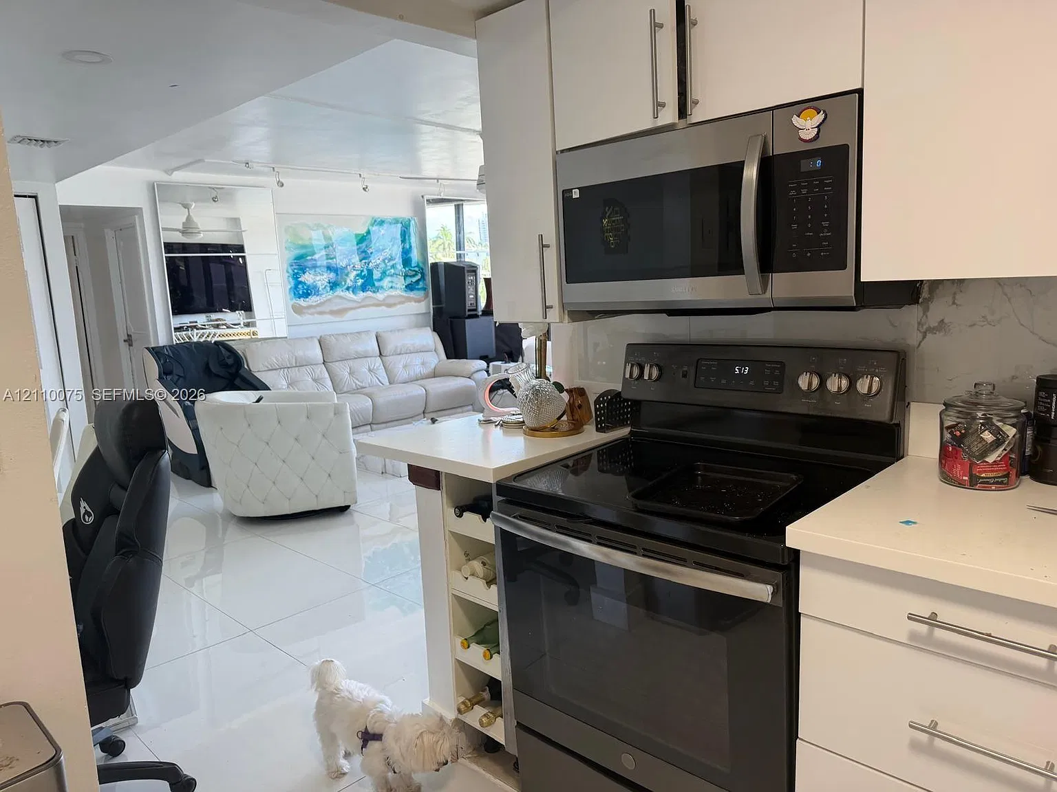 Avant Garde Condo — Photo 2