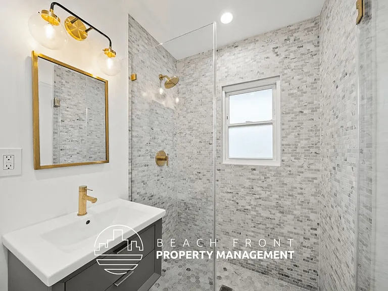 2450 Oak St — Photo 9