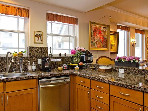Kitchen to the living room