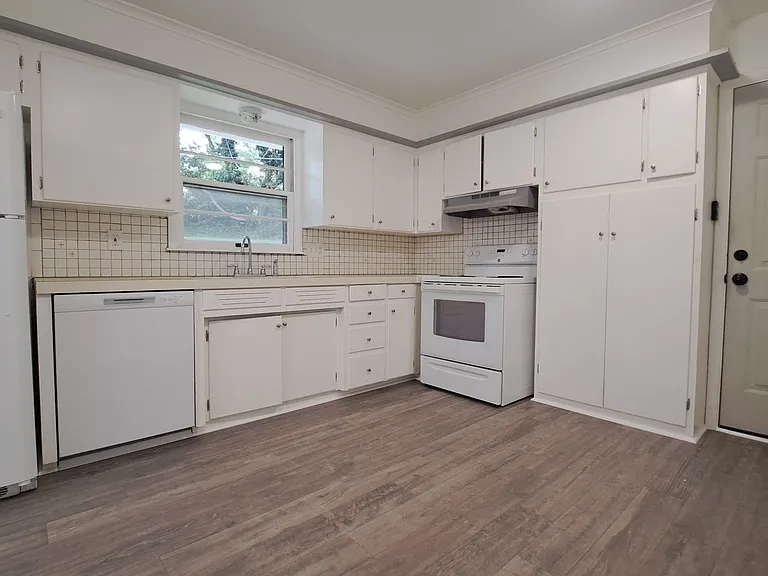 630 N Fairview Ave — Photo 4
